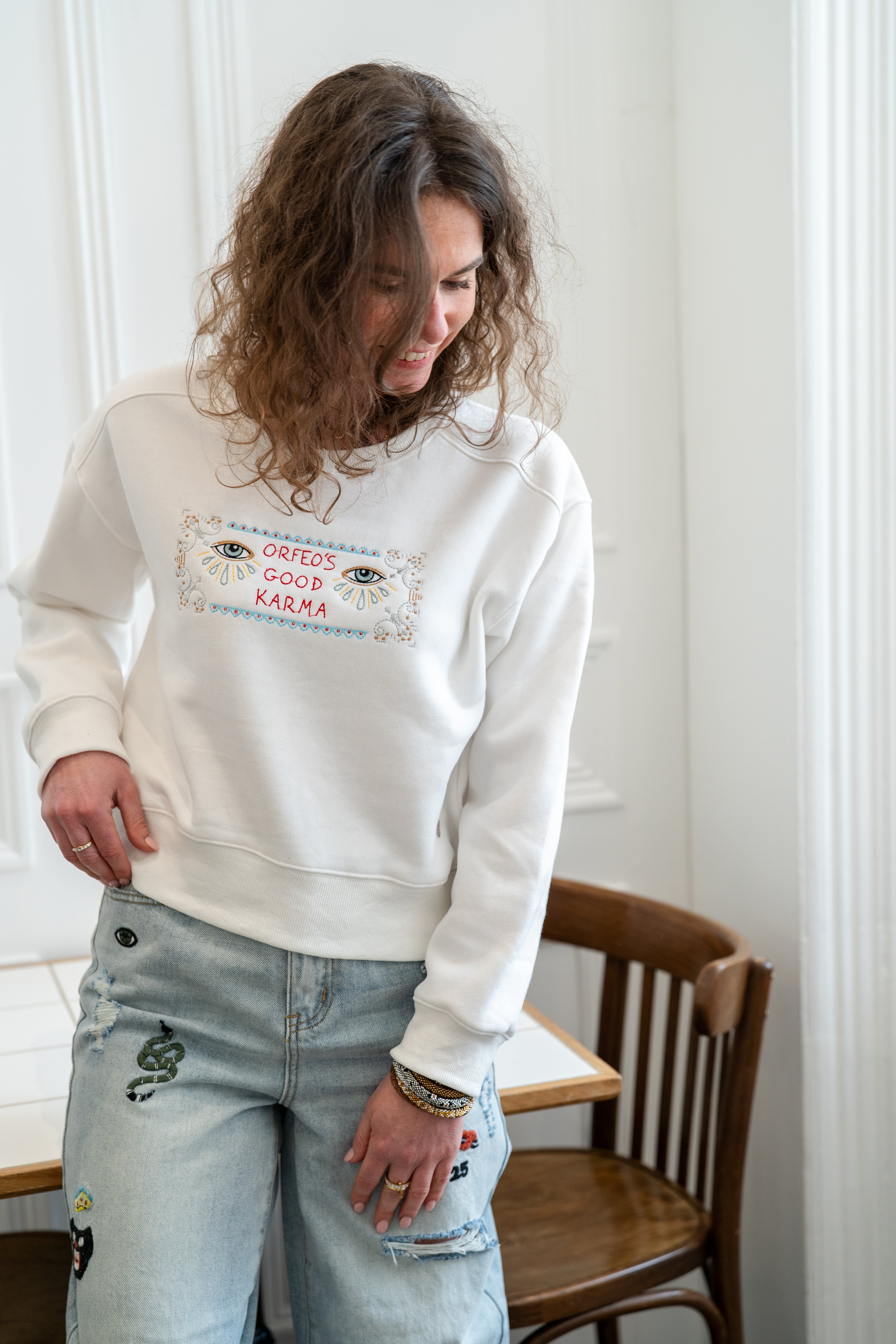 Sweat LORA blanc brodé "Good Karma"