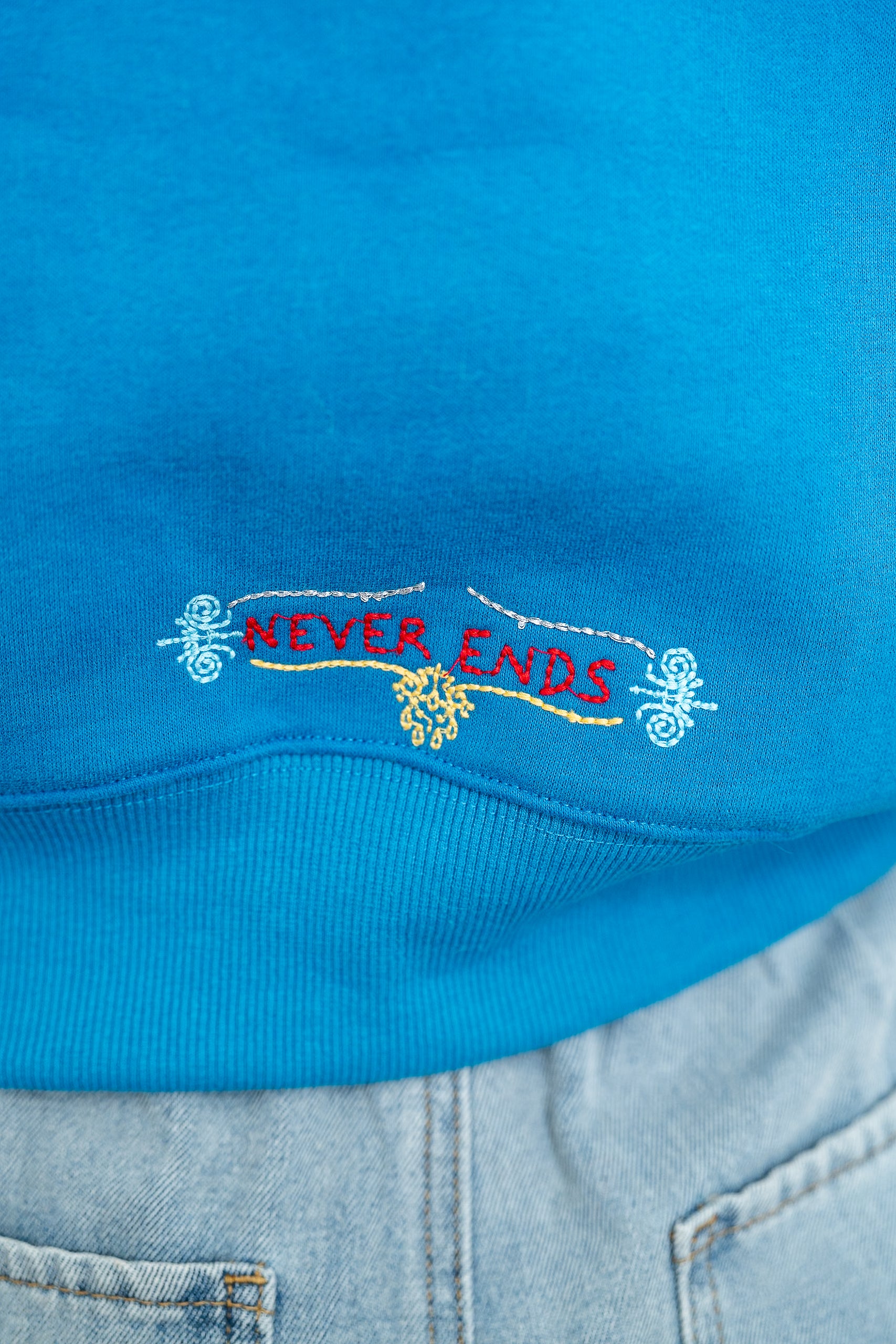 Sweat LORA bleu brodé "Good Karma"