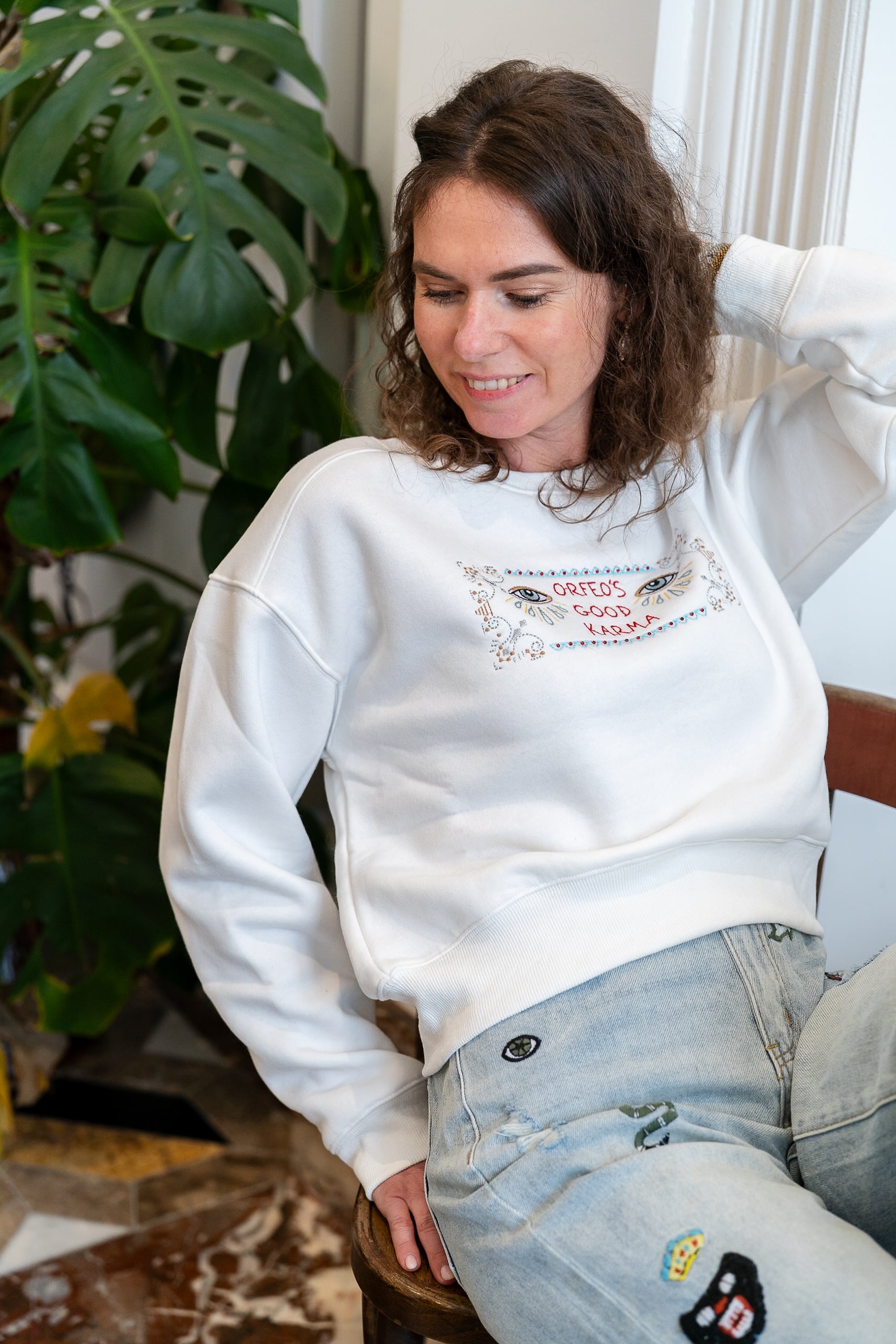 Sweat LORA blanc brodé "Good Karma"