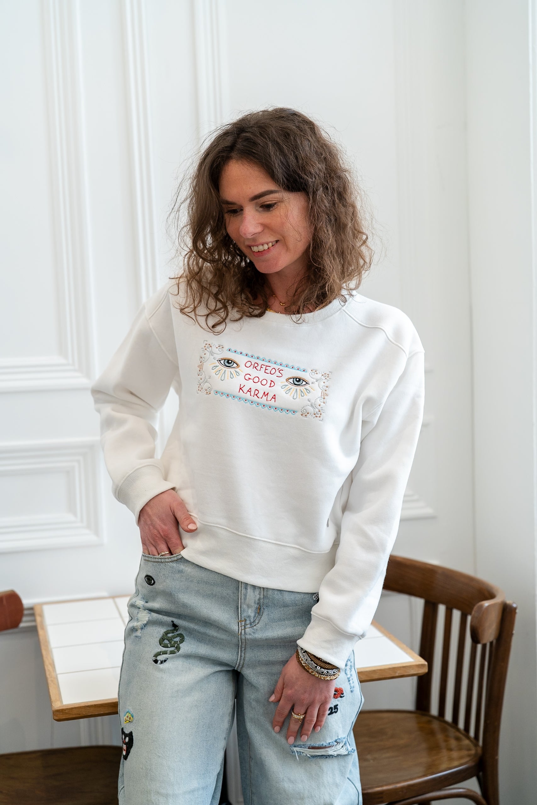 Sweat LORA blanc brodé "Good Karma"