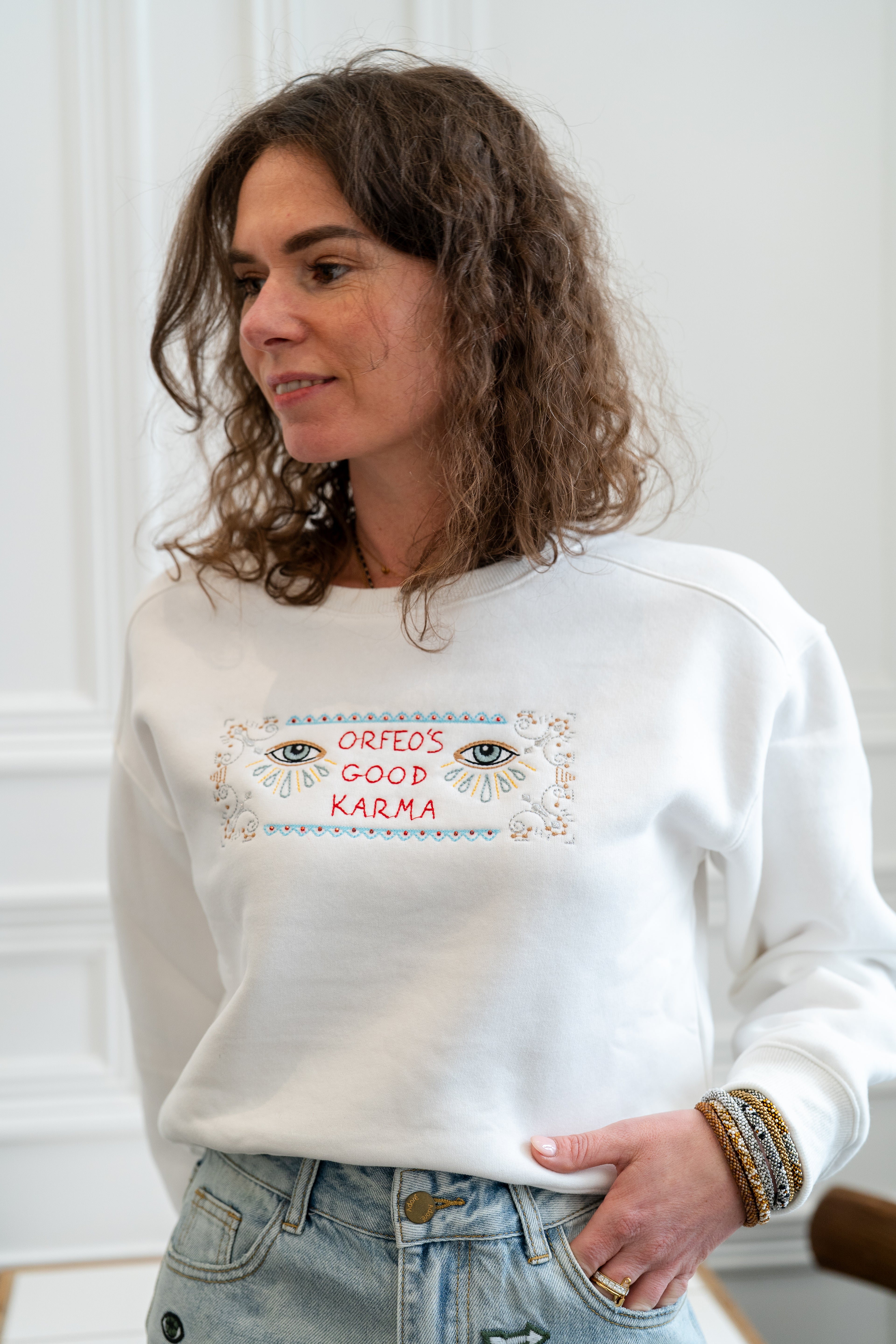 Sweat LORA blanc brodé "Good Karma"