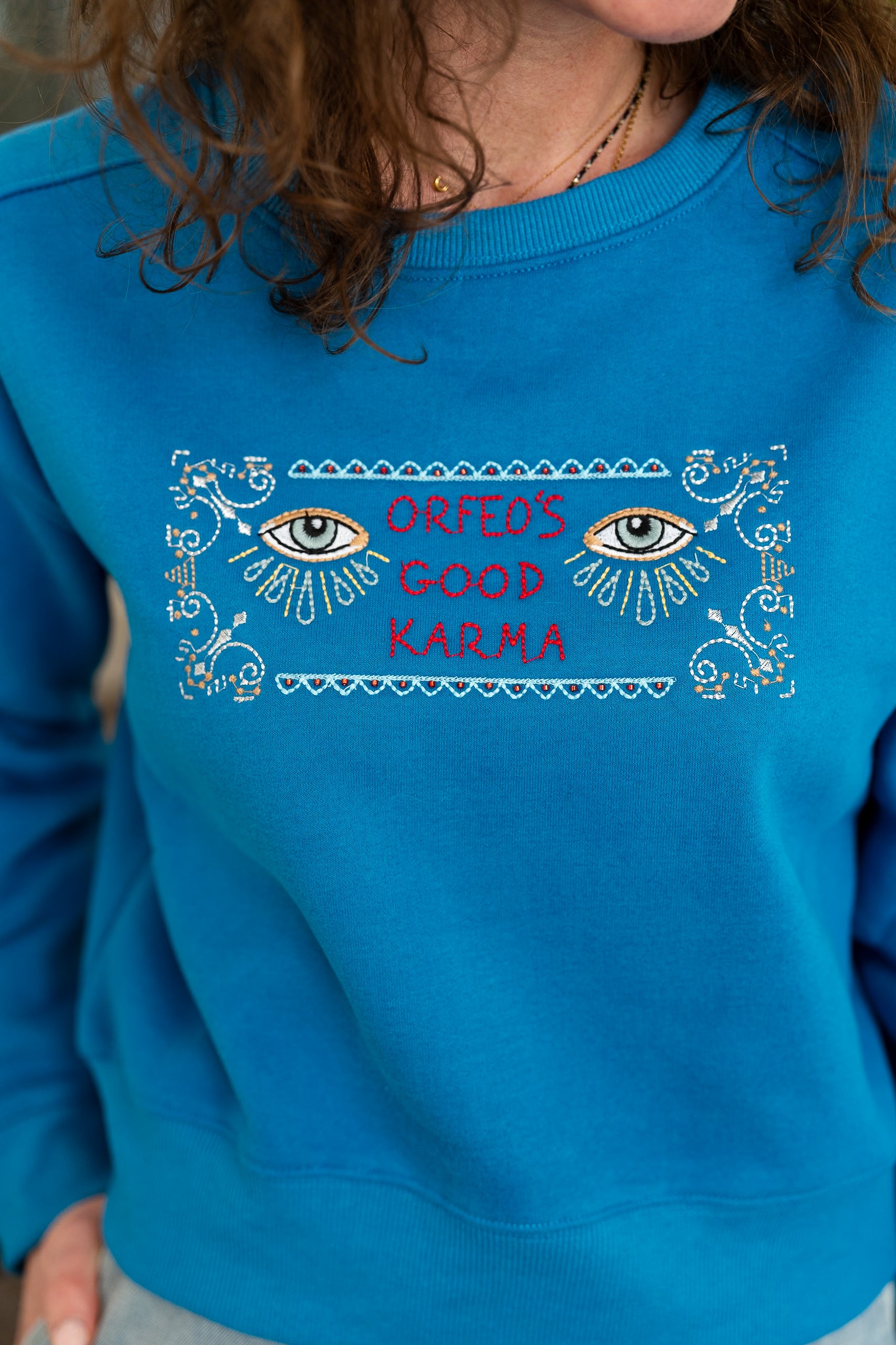 Sweat LORA bleu brodé "Good Karma"
