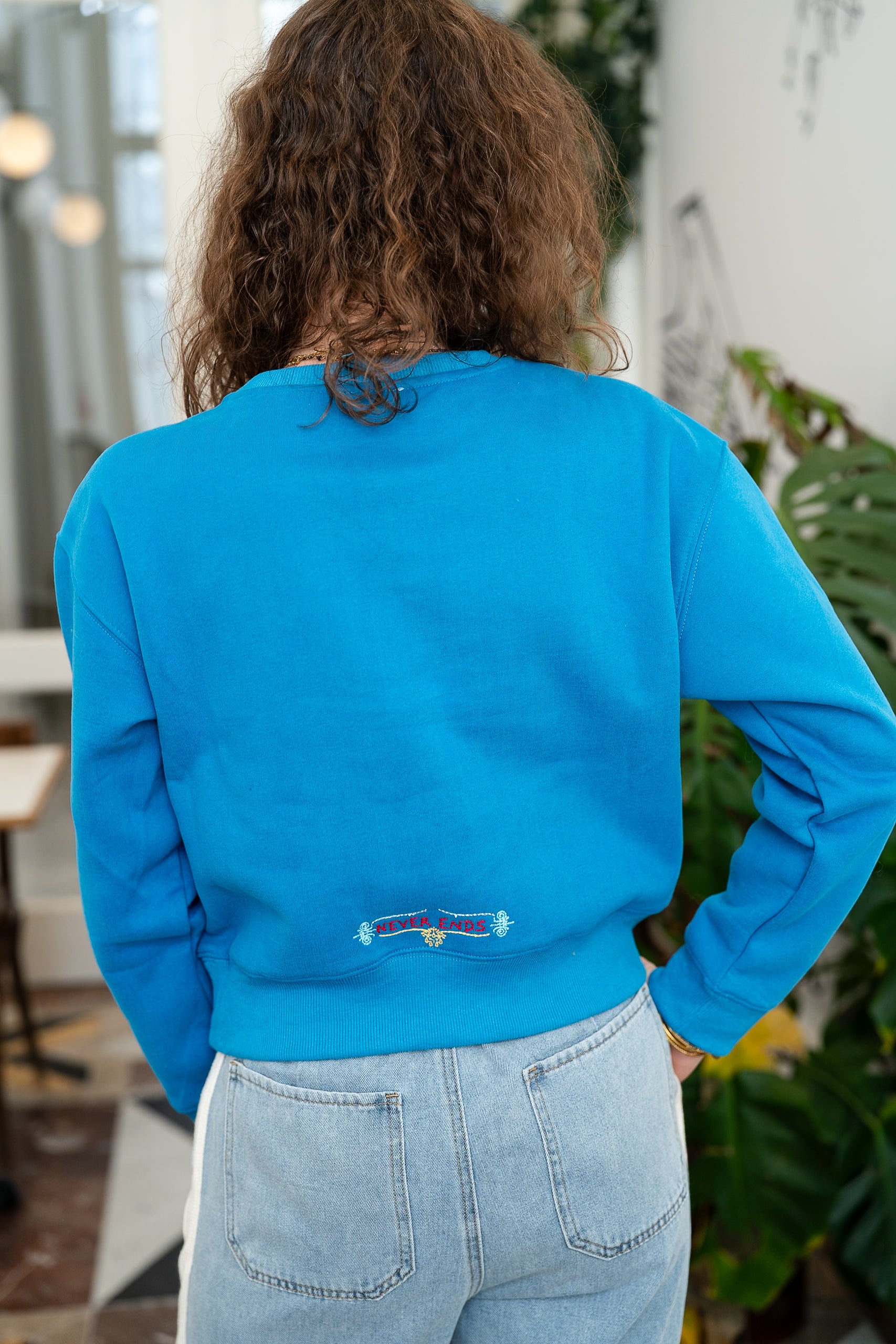 Sweat LORA bleu brodé "Good Karma"