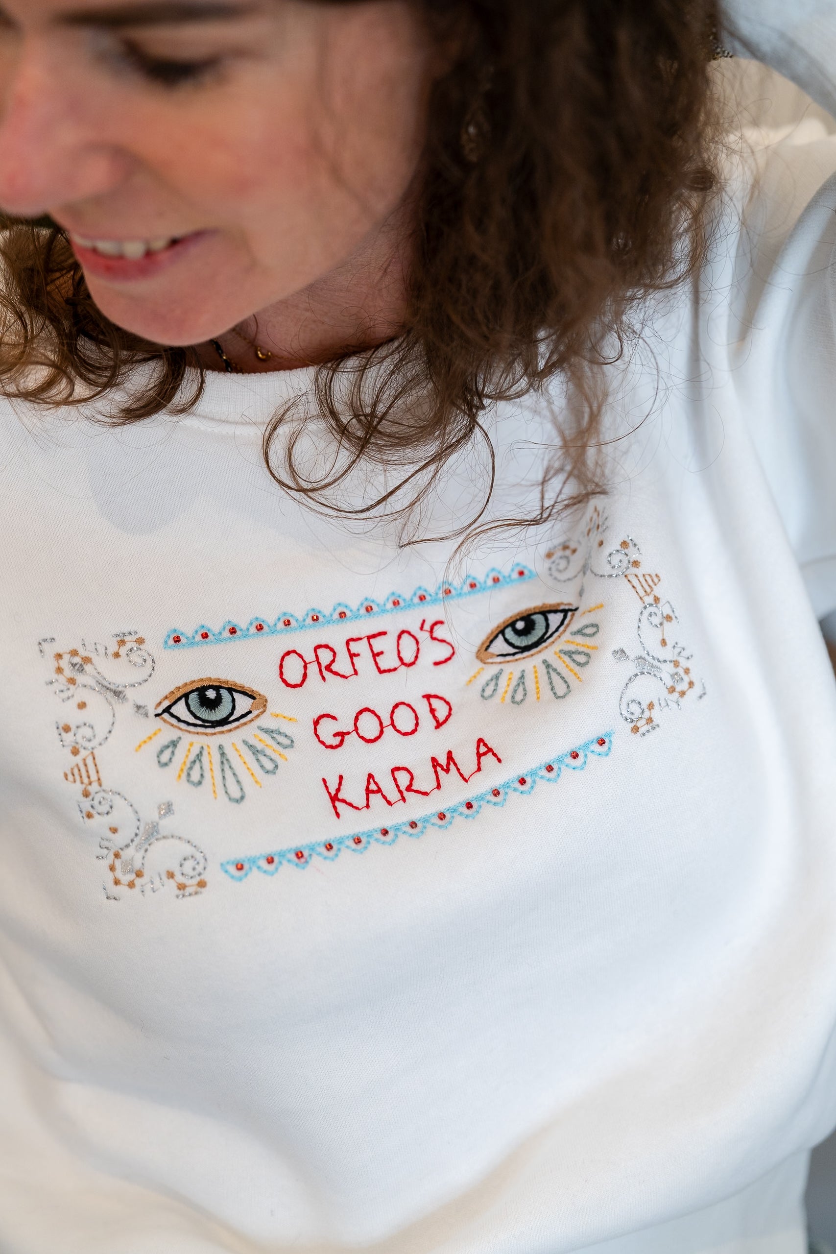 Sweat LORA blanc brodé "Good Karma"